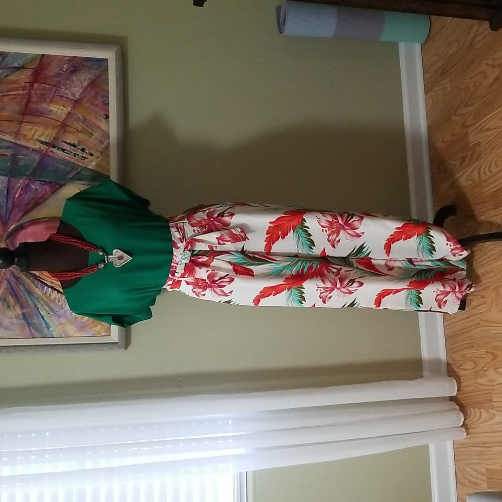 Super cute floral pants.